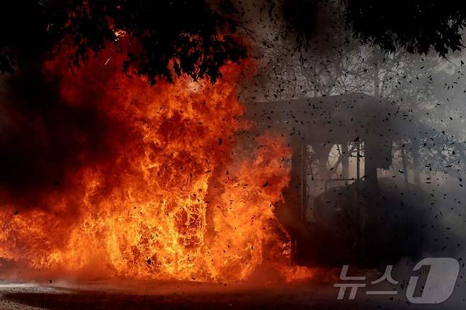 22일(현지시간) 멕시코 최대 마약 조직 수장의 사살에 대한 보복으로 해당 범죄 조직이 버스를 방화해 버스가 불길에 휩싸이고 있다. 2026.02.22.ⓒ AFP=뉴스1