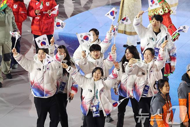 22일(현지시간) 이탈리아 베로나 올림픽 아레나에서 열린 2026 밀라노·코르티나담페초 동계올림픽 폐회식에서 대한민국 선수단이 입장하고 있다. (공동취재) 2026.2.23 ⓒ 뉴스1 김진환 기자