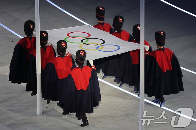 22일(현지시간) 이탈리아 베로나 올림픽 아레나에서 열린 2026 밀라노·코르티나담페초 동계올림픽 폐회식에서 오륜기가 내려가고 있다. (공동취재) 2026.2.23 ⓒ 뉴스1 김진환 기자