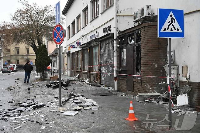 22일(현지시간) 우크라이나 르비우에서 발생한 폭발 현장. 자정 무렵 중심가 쇼핑 거리에서 폭발이 일어나 경찰관 한 명이 숨지고 20명 넘게 다쳤다. ⓒ AFP=뉴스1