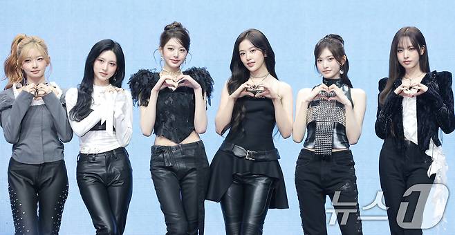 그룹 아이브(IVE)의 레이(왼쪽부터)와 가을, 장원영, 안유진, 이석, 리즈가 23일 서울 광진구 예스24라이브홀에서 가진 정규 2집 'REVIVE+(리바이브 플러스)' 발매 쇼케이스에서 포즈를 취하고 있다. 2026.2.23 ⓒ 뉴스1 권현진 기자