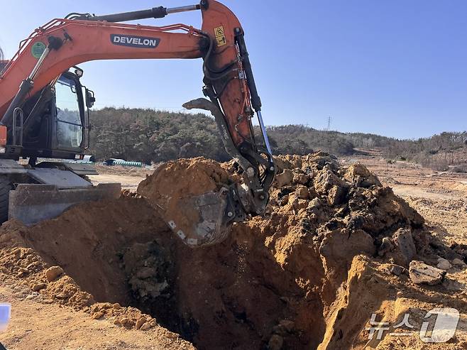 23일 오전 9시 30분께 울산 북구 상안동 동산마을 일대 농지에서 굴착조사가 이뤄지고 있다.2026.02.23.ⓒ 뉴스1 김세은 기자