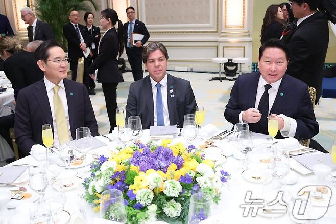 이재용 삼성전자 회장과 최태원 대한상공회의소 회장이 23일 청와대에서 열린 이재명 대통령 주최 루이스 이나시우 룰라 다시우바 브라질 대통령 국빈방한 환영 만찬에 참석해 있다. (청와대통신사진기자단) 2026.2.23 ⓒ 뉴스1 이재명 기자