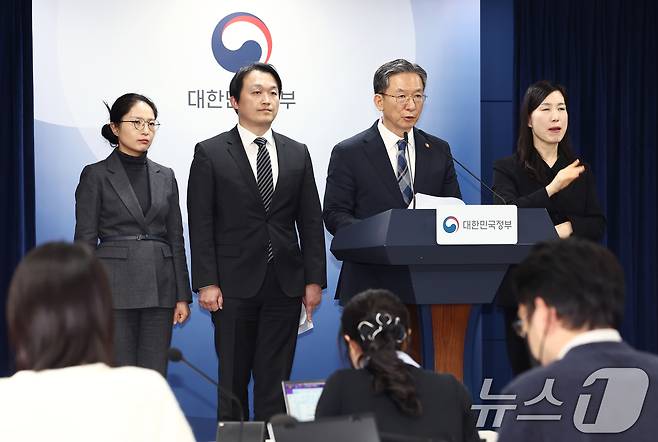 정성호 법무부 장관이 23일 서울 종로구 정부서울청사에서 정부가 미국계 사모펀드 엘리엇을 상대로 한 국제투자분쟁(ISDS) 사건 중재 판정의 영국 법원 취소소송에서 승소한 것과 관련한 브리핑을 하고 있다. 2026.2.23 ⓒ 뉴스1 김민지 기자