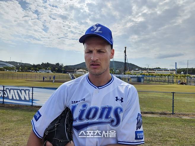삼성 매닝이 20일 일본 오키나와 온나손 아카마 구장에서 불펜피칭을 마친 후 인터뷰에 응했다. 오키나와 | 김동영 기자 raining99@sportsseoul.com
