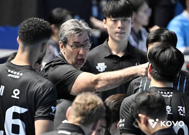 현대캐피탈 블랑(가운데) 감독이 작전타임 때 선수들에게 지시하고 있다. 사진 | 한국배구연맹