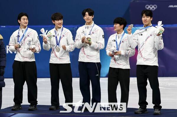 쇼트트랙 남자 대표팀이 20일(현지시간) 이탈리아 밀라노 아이스스케이팅 아레나에서 열린 2026 밀라노·코르티나 담페초 동계올림픽 쇼트트랙 남자 계주 5000m 시상식에서 은메달을 목에 걸고 기념촬영하고 있다. 왼쪽부터 신동민, 임종언, 이준서, 이정민, 황대헌. /사진=뉴시스