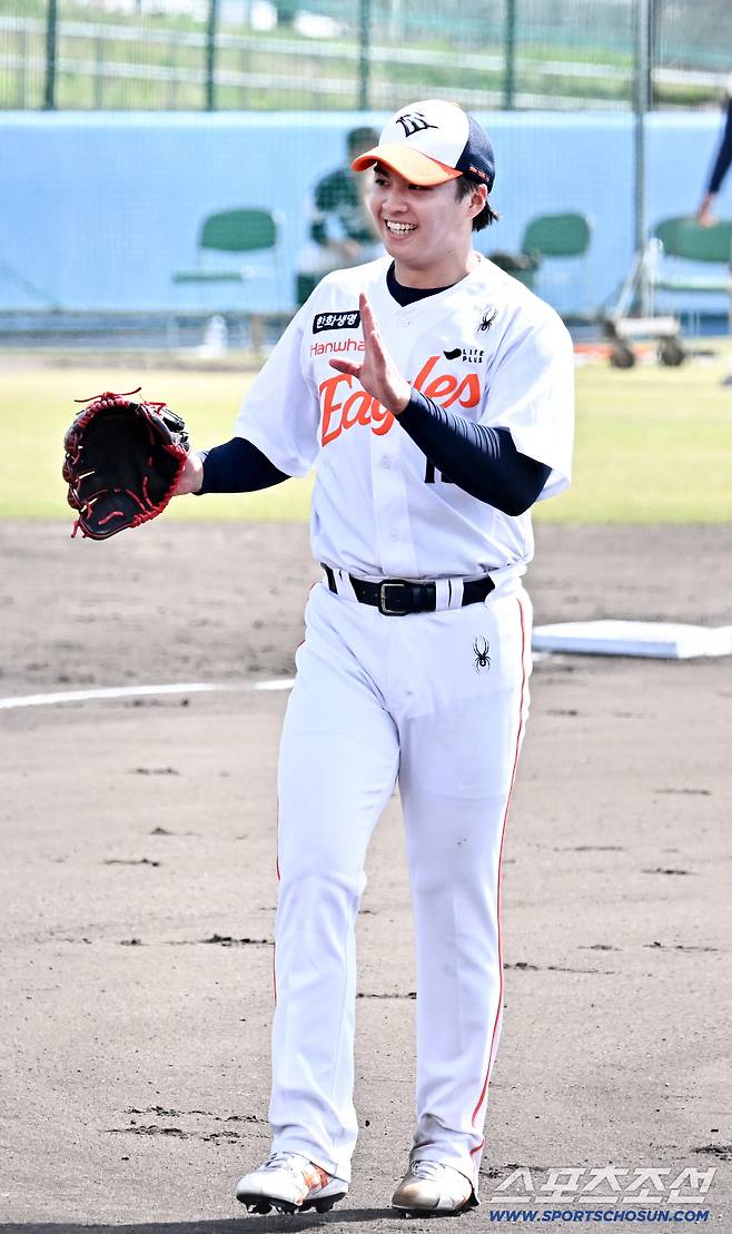 2이닝 무실점 뒤 미소 지으며 마운드에서 내려온 왕옌청.