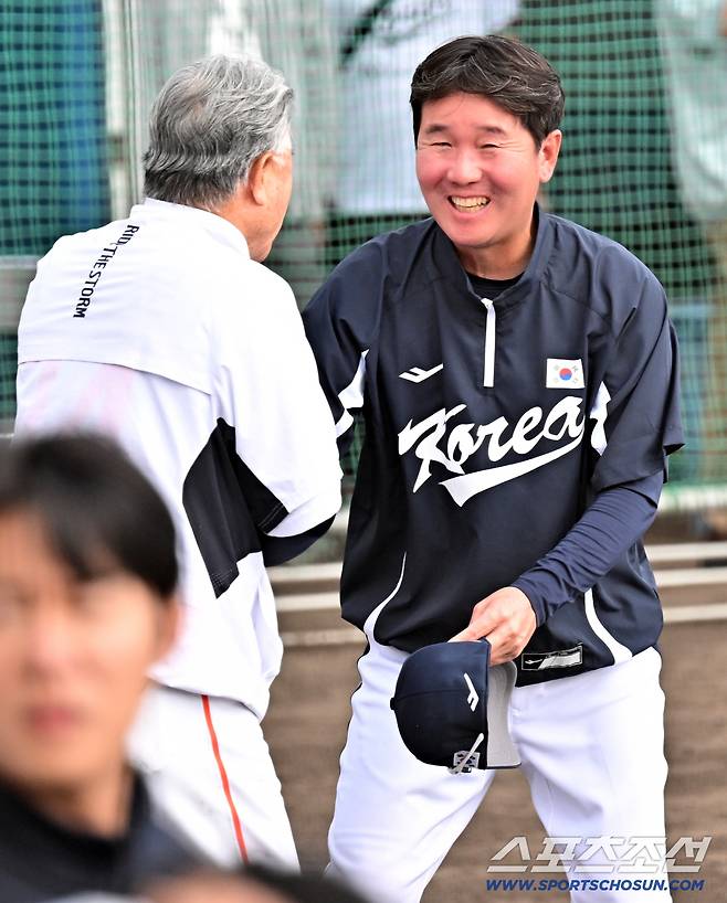 21일 일본 오키나와 고친다구장에서 열린 대한민국 야구 대표팀과 한화 이글스의 평가전. 김경문, 류지현 감독이 인사를 나누고 있다. 오키나와(일본)=박재만 기자 pjm@sportschosun.com/2026.02.21/
