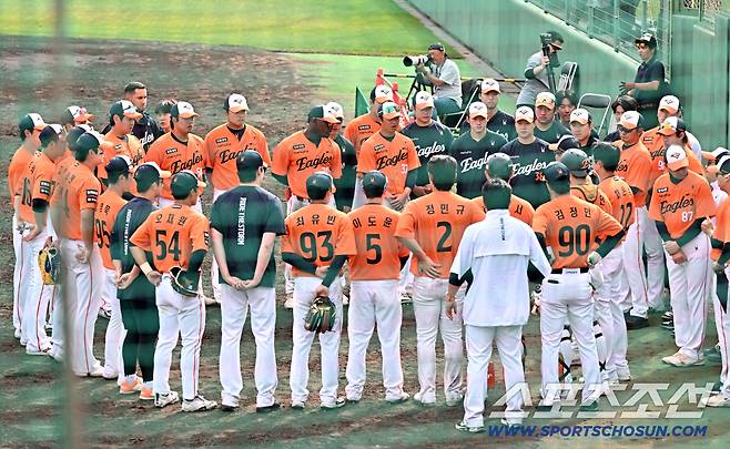 지난 시즌 꼴찌팀 지바 롯데 상대로 0-18 대패한 한화 이글스 선수단이 미팅을 갖고 있다.