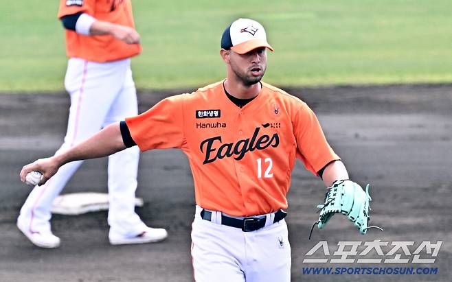 별거 아니라는 듯, 2회까지 마운드를 책임진 에르난데스.