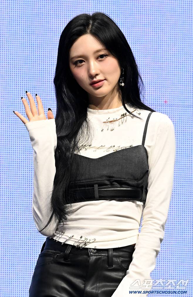 그룹 아이브(IVE) 가을이 23일 예스24 라이브홀에서 열린 정규 2집 '리바이브 플러스(REVIVE+) 발매기념 쇼케이스에 참석해 포토타임을 갖고 있다. 허상욱 기자wook@sportschosun.com/2026.02.23/