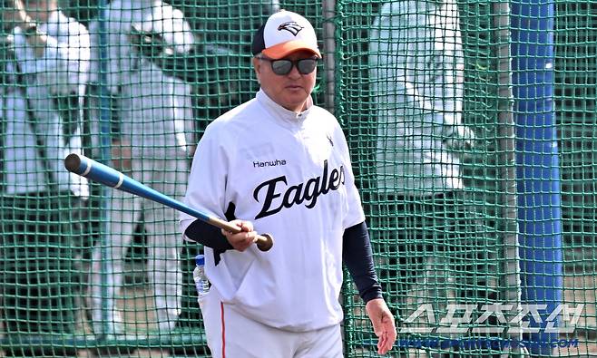 21일 일본 오키나와 고친다구장에서 열린 대한민국 야구 대표팀과 한화 이글스의 평가전. 김경문 감독이 훈련을 지켜보고 있다. 오키나와(일본)=박재만 기자 pjm@sportschosun.com/2026.02.21/