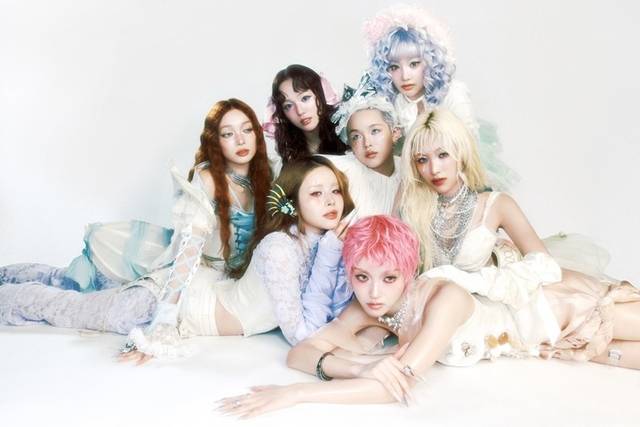 사이먼은 22일 걸그룹 XG(사진)의 나고야 콘서트에 함께 한 직후 호텔에서 체포됐다. /XGALX