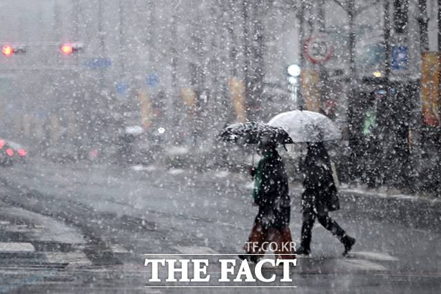 포근했던 주말을 지나 23일 아침 영하권 추위가 다시 찾아온 가운데 24일부터 25일까지 전국 대부분 지역에 비 또는 눈이 내리겠다. 많은 눈이 내리는 곳에서는 눈으로 인한 피해가 없도록 안전사고에 대비해야겠다. /박헌우 기