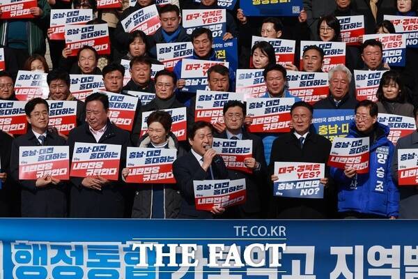 더불어민주당 '충남·대전통합 및 충청지역발전특별위원회'는 23일 국회 본관 앞에서 대전시민과 충남도민 등이 집결해 '충남·대전 미래 말살하는 국민의힘 규탄대회'를 개최했다. 황명선 특별위원장이 "충남·대전 통합은 국가 생존 전략이자 충청의 100년 대계"라고 외치고 있다. /민주당 대전시당