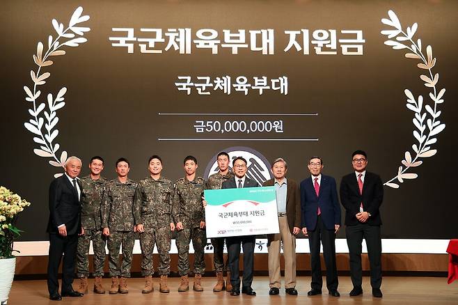 [국군체육부대 지원금 전달식에서](왼쪽부터) 주원홍 대한테니스협회장, 권순우, 홍성찬, 정윤성, 박용준, 신우빈, 진규상 국군체육부대장, 홍순모 대한테니스협회 고문, 김두환 고문, 이형택 이사가 기념촬영을 하고 있다.(사진 제공=대한테니스협회)