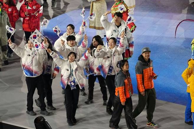 한국 선수단이 23일(한국시간) 이탈리아 '아레나 디 베로나'에서 열린 2026 밀라노·코르티나 동계올림픽 폐회식에서 입장하고 있다.    [사진 제공= 신화연합뉴스]