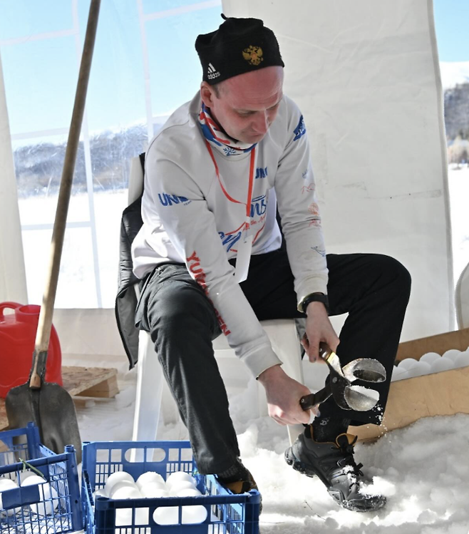 일본 훗카이도 소베쓰 마을의 전통 스포츠 '유기카센'의 경기 를 위해 눈으로 공을 만다는 모습. 인스타그램 캡처