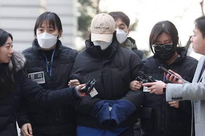 = 서울 강북구 수유동 모텔에서 남성 2명을 숨지게 한 혐의를 받는 20대 여성 김 모 씨가 12일 서울북부지법에서 영장실질심사를 받기 위해 출석하고 있다. 연합뉴스