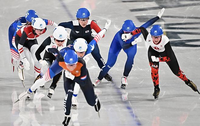 22일(한국시간) 이탈리아 밀라노 스피드스케이팅 스타디움에서 밀라노동계올림픽 스피드스케이팅 여자 매스스타트 결승전 경기가 열렸다. 결선에서 레이스 펼치는 박지우. 밀라노=장련성 기자