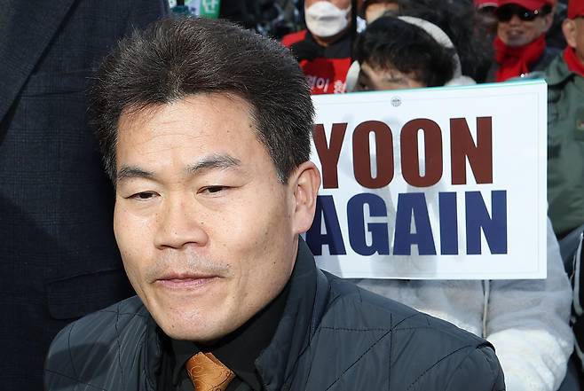 한국사 강사 출신 보수 유튜버 전한길씨가 19일 서초구 서울중앙지방법원 앞에서 열린 윤석열 전 대통령 지지자 집회에 참석해 있다. /연합뉴스
