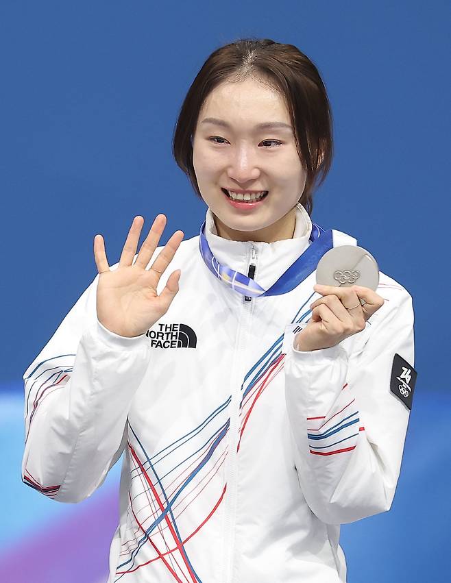 20일(현지시간) 이탈리아 밀라노 아이스스케이팅 아레나에서 열린 2026 밀라노ㆍ코르티나담페초 동계올림픽 쇼트트랙 여자 1,500m 시상식에서 은메달을 획득한 최민정이 메달을 들어보이고 있다./ 연합뉴스