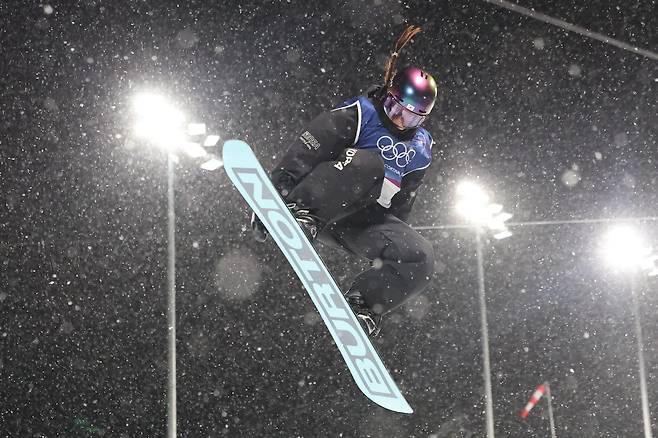 지난 12일(현지시각) 이탈리아 리비뇨 스노파크에서 열린 2026 밀라노·코르티나담페초 동계 올림픽 스키 스노보드 여자 하프파이프 결선에서 최가온이 마지막 묘기를 선보이고 있다./뉴스1