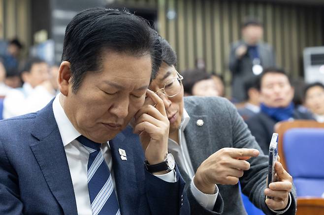 지난 12일 서울 여의도 국회에서 열린 더불어민주당 의원총회에서 정청래 대표가 최기상 수석사무부총장과 대화하고 있다./뉴스1