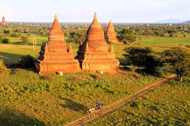 바간에는 2,000개가 넘는 불교 건축물이 드넓은 들판에 흩어져 자리한다.