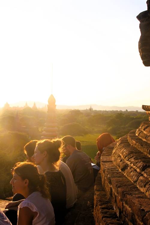 사원 꼭대기에서 일몰을 감상하고 있는 관광객들