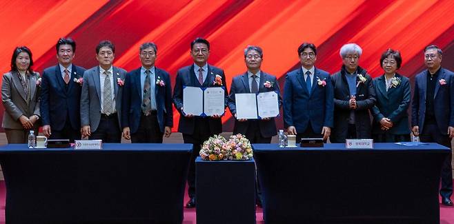 19일 오후 한국교통대에서 열린 충북대와 교통대의 대학 통합 합의서 서명식에서 참석자들이 기념 촬영을 하고 있다. 교통대 제공