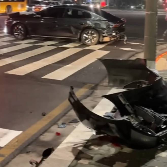 20일 오후 10시 50분경 경기 성남시 분당구 신기사거리에서 김인호 전 산림청장이 낸 음주 운전 사고로 인해 차량 잔해가 뒹굴고 있다. 김 전 청장은 21일 직권면직됐다. 채널A 캡처