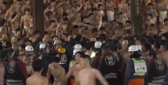 오카야마시 외곽에 있는 사찰 사이다이지(西大寺)에서 열린 알몸 축제. TBS NEWS 유튜브 영상 캡처