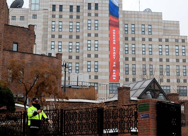 러시아의 우크라이나 침공으로 시작된 전쟁이 4주년을 이틀 앞둔 22일 서울 중구 주한 러시아 대사관 건물 벽에 러시아어로 ‘승리는 우리의 것이다(Победа будет за нами)’이라고 쓰인 현수막이 걸려 있다. 뉴스1