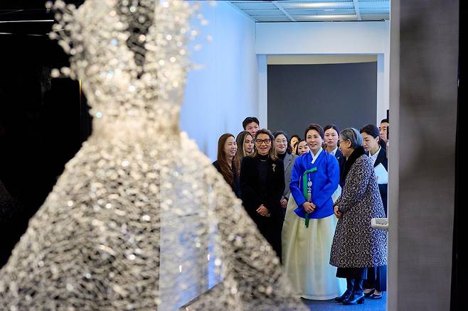 김혜경 여사와 루이스 이나시우 룰라 다시우바 브라질 대통령 부인 호잔젤라 다시우바 여사가 23일 서울 종로구 서울공예박물관에서 ‘장인, 세상을 이롭게 하다’ 주제로 열린 전시를 관람하고 있다. 청와대 제공