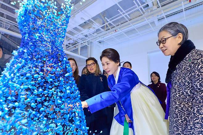 김혜경 여사와 브라질 루이스 이나시우 룰라 다 시우바 대통령의 부인 잔자 룰라 다 시우바 여사가 23일 서울 종로구 서울공예박물관을 방문해 ‘패션아트’ 금기숙 작가의 특별전을 관람하고 있다. 청와대 제공