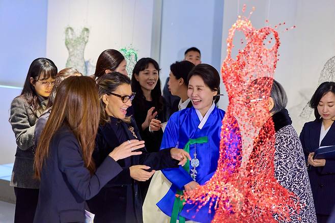 김혜경 여사와 루이스 이나시우 룰라 다시우바 브라질 대통령 부인 호잔젤라 다시우바 여사가 23일 서울 종로구 서울공예박물관에서 ‘장인, 세상을 이롭게 하다’ 주제로 열린 전시를 관람하고 있다. 청와대 제공.