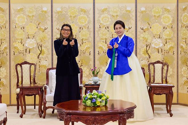 김혜경 여사와 브라질 루이스 이나시우 룰라 다 시우바 대통령의 부인 잔자 룰라 다 시우바 여사가 23일 청와대에서 기념촬영을 하고 있다. 청와대 제공