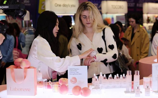 29일 서울 중구 동대문디자인플라자(DDP)에서 열린 2025 서울콘 K뷰티부스트를 찾은 관람객들이 부스를 둘러보고 있다. 2025.12.29. 서울=뉴시스