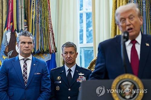 도널드 트럼프 미국 대통령과 댄 케인(왼쪽 두 번째) 합참의장, 피트 헤그세스(왼쪽 첫 번째) 전쟁부 장관. EPA 연합뉴스