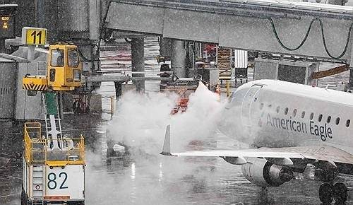 눈폭풍 경보 내려진 뉴욕시의 라과디아 공항. 사진=연합뉴스