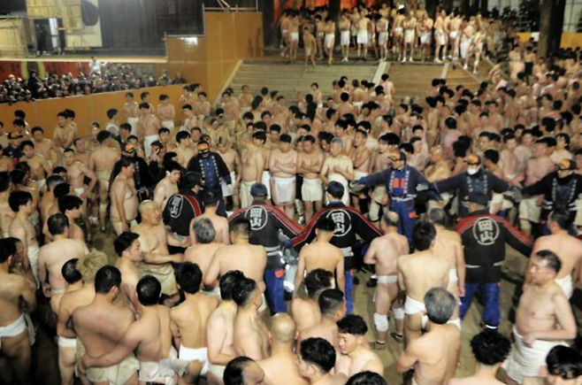 지난 21일 500여년간 이어져 온 일본의 전통 축제가 열린 오카야마시 현장에서 사람들이 몰리면서 부상자가 속출했다. /사진=마이니치신문 캡처