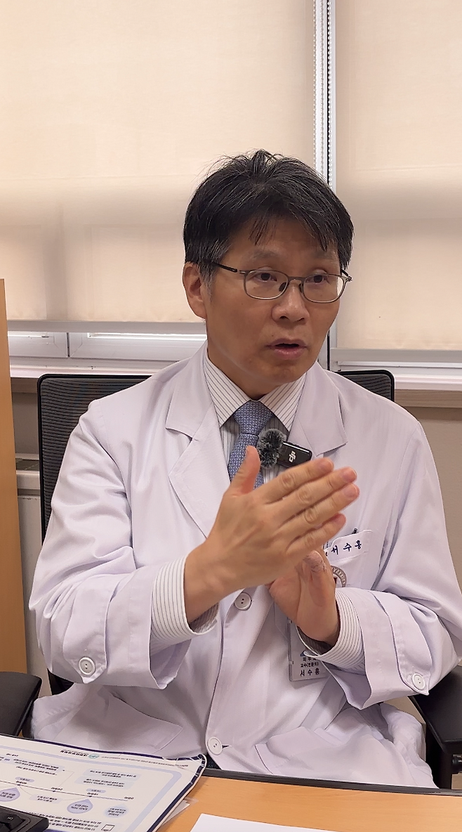 서수홍 교수는 탈모로 심각한 스트레스에 놓인 환자의 경우 정신과 협진을 추천하기도 한다. 우울증 등 다양한 문제로 탈모 치료에 저항이 생길 수 있기 때문이다. 실제로 정신과 치료를 함께했을 때 탈모 치료 효과가 좋아지기도 한다. [탈모 전문가 100인 인터뷰]