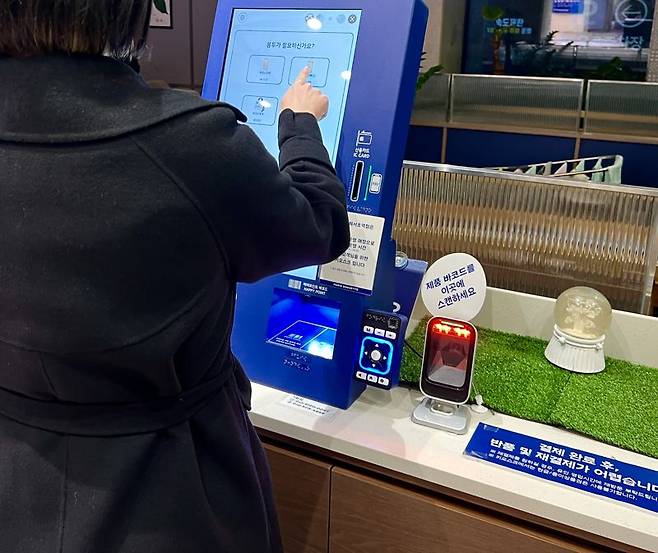 지난 22일 밤 파리바게뜨 카페서초역점에서 한 직장인이 무인 매장을 이용하고 있다. 사진=박경호 기자