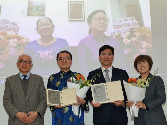 지난해 12월3일 서울 마포구 한겨레신문사에서 열린 제13회 리영희상 시상식에서 베트남 민간인 학살 피해생존자들(화면 왼쪽부터 퐁니 응우옌티탄,하미 응우옌티탄)이 본상을 수상한 가운데, 시상식장에서 관계자들이 사진촬영을 하고 있다. 왼쪽부터 김효순 리영희재단 이사장, 권현우 한베평화재단 사무처장, 생존자 법률대리인 김남주 변호사, 심사위원장을 맡은 정연순 법무법인 경 대표변호사. 정용일 선임기자 yongil@hani.co.kr