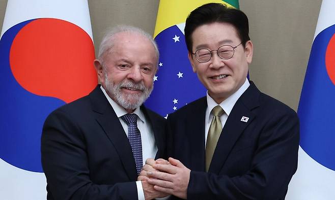이재명 대통령과 루이스 이나시우 룰라 다 시우바 브라질 대통령이 23일 오전 청와대 본관에서 열린 한-브라질 확대정상회담에 앞서 손을 맞잡고 있다. 김태형 기자 xogud555@hani.co.kr
