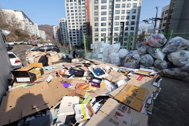 설 명절 연휴 마지막 날인 18일 서울 한 아파트 단지에 재활용 쓰레기가 쌓여 있다. 연합뉴스