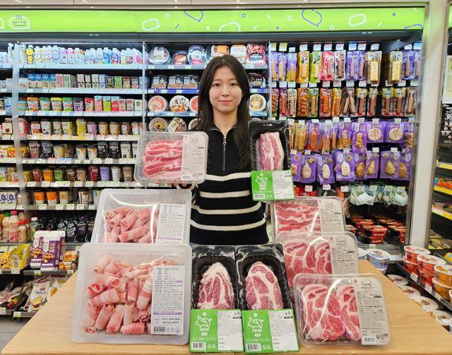 CU는 이달 26일부터 삼겹살데이인 다음 달 3일까지 6일간 정육 상품 5종 초특가 할인 행사를 진행한다. CU 제공