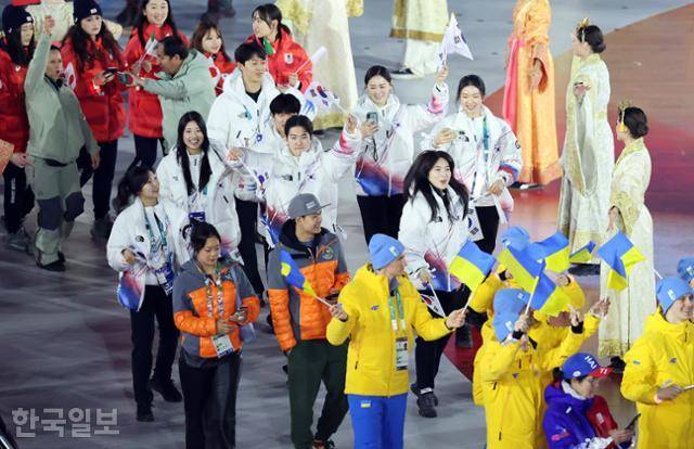 대한민국 대표팀 이수경 선수단장을 비롯한 선수들이 22일 오후(현지시간) 이탈리아 베로나 아레나에서 열린 2026 밀라노·코르티나담페초 동계올림픽대회 폐회식에 참석하고 있다. 뉴스1